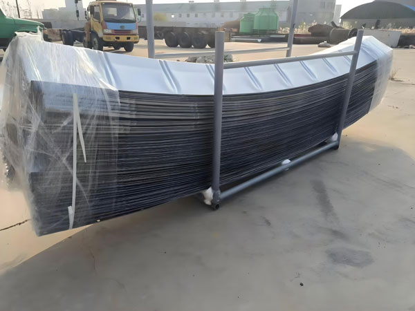 UBM斷釘拱形屋面設備助力高效施工，推動大跨度屋面國際化應用UBM斷釘拱形屋面設備現(xiàn)場施工圖