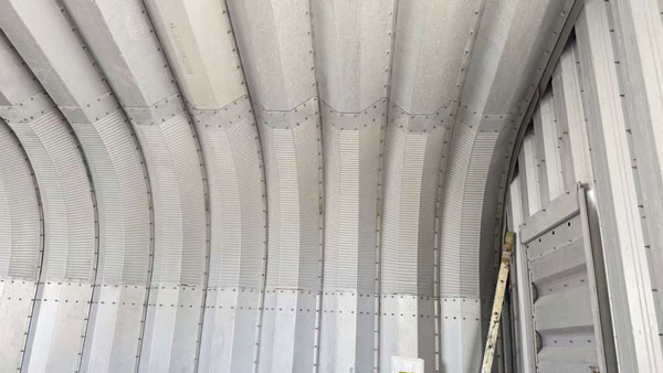 UBM斷釘拱形屋面設備助力高效施工，推動大跨度屋面國際化應用杰達鋼構(gòu)UBM拱形屋面設備安裝效果圖